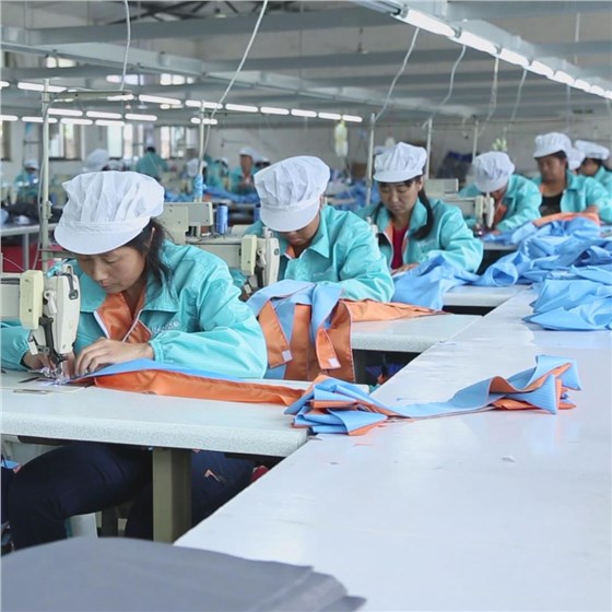 美安世家防靜電工作服生產(chǎn)車間